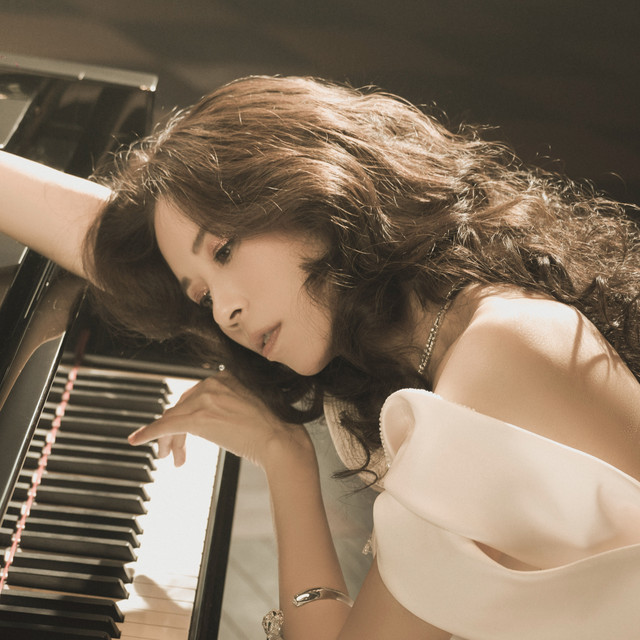 Portrait photo of the Chinese artist Karen Mok